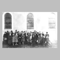 095-0005 Pfarrer Adelsberger mit Konfirmanden neben der Schoenrader Kapelle.jpg